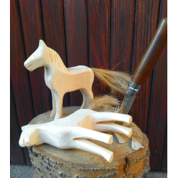 Koník vyrezávaný z dreva